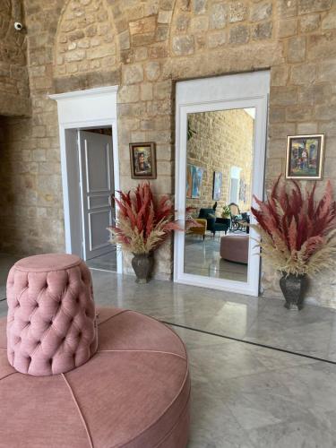 提尔Dar Alice的中间设有粉红色的奥斯曼客厅