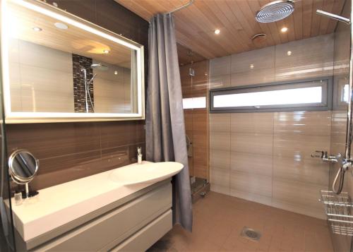 赫尔辛基Gella Serviced Apartments Office的一间带水槽和淋浴的浴室