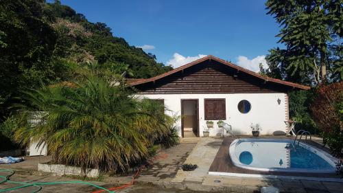 特雷索波利斯Vale das Maritacas Teresópolis的一座房子前面设有游泳池