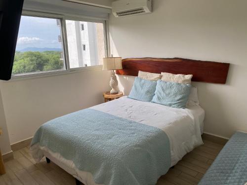 查梅Playa Caracol Chame的一间卧室设有一张大床和大窗户