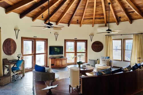圣佩德罗Villa Serenity的客厅设有木梁天花板