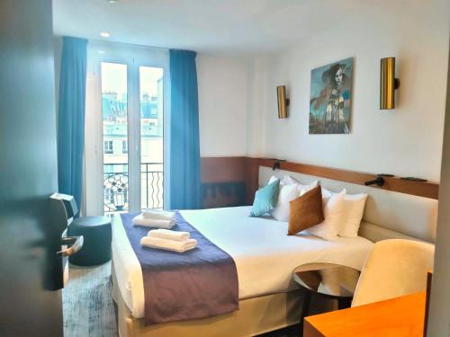 巴黎法尔皇家酒店的酒店客房设有一张床和一个阳台。