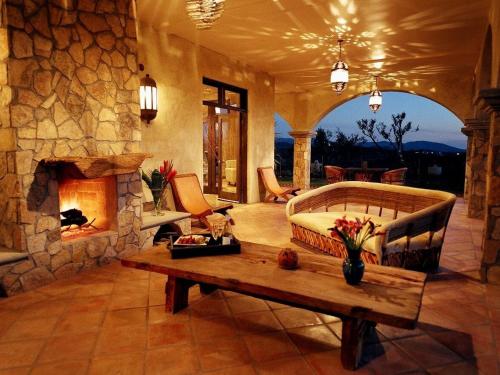 瓜达鲁佩镇La Villa del Valle的带沙发和壁炉的客厅