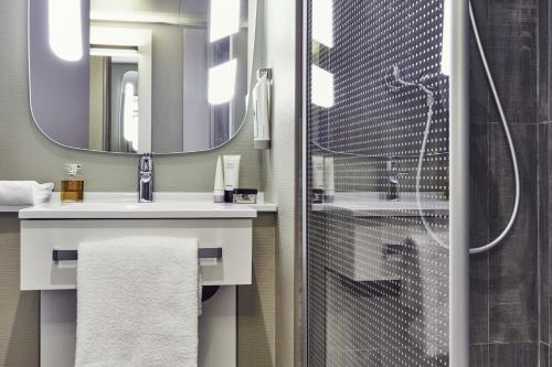 拉瓦雷特迪瓦尔土伦拉瓦莱特宜必思酒店的带淋浴、盥洗盆和镜子的浴室