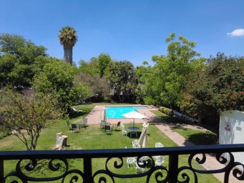 圣胡安德里奥Hotel O Puente的从房子的阳台上可欣赏到游泳池的景色