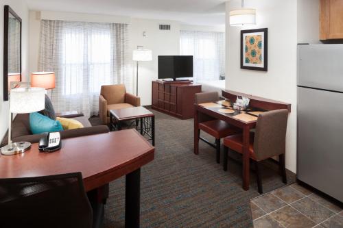 哈蒂斯堡Residence Inn by Marriott Hattiesburg的酒店客房设有厨房和客厅。
