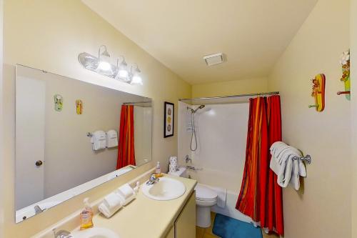 奇兰Perfect View的一间带水槽、卫生间和镜子的浴室