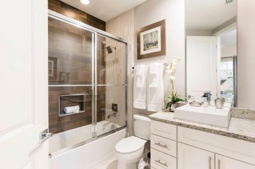 奥兰多5 Suites DREAM House 5 min to Disney的浴室配有卫生间、淋浴和盥洗盆。