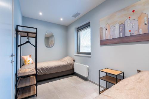 阿纲尔赫姆Vakantiewoning De Bles的一间卧室配有双层床和窗户。