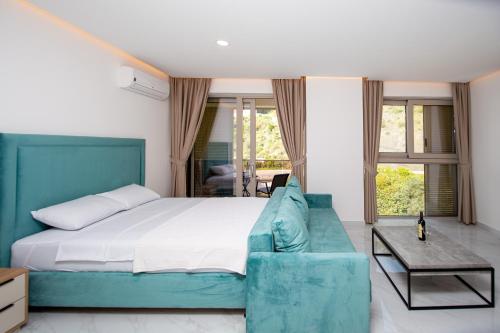 拉法洛维奇Aura Tower aparments by In Property的一间卧室配有一张床和一张蓝色的沙发