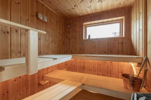 埃斯基尔斯蒂纳Charmigt sekelskifteshus med närhet till det mesta的小木屋内带长凳的桑拿浴室