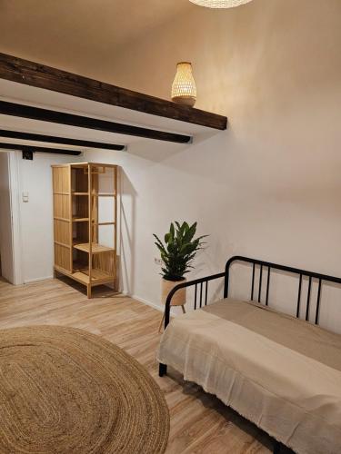 格拉茨surf.Lend的一间卧室配有一张床和盆栽植物