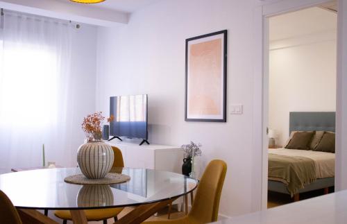 阿尔巴塞特Apartamentos Fleming的白色的客厅配有桌子和床。