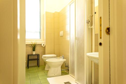 巴里CityFlat Guest House的一间带卫生间和水槽的浴室