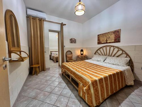 佩斯科勒海滨Casa Vacanza Rita的一间卧室,卧室内配有一张大床