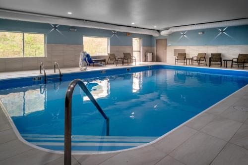 查尔斯顿Holiday Inn Express - Charleston/Kanawha City, an IHG Hotel的蓝色的大游泳池,位于酒店客房内