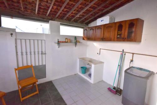阿拉卡茹Casa no Centro, Home Office com ar condicionado的客房内设有带水槽和卫生间的浴室