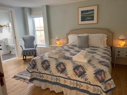 CornishThe Cornish Inn的一间卧室配有带毛巾的床