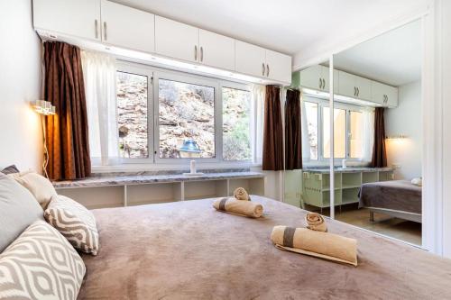 库拉海滩Casa Tauro Relax Meer Golfplatz Pool的卧室配有带窗户的床上的2条毛巾