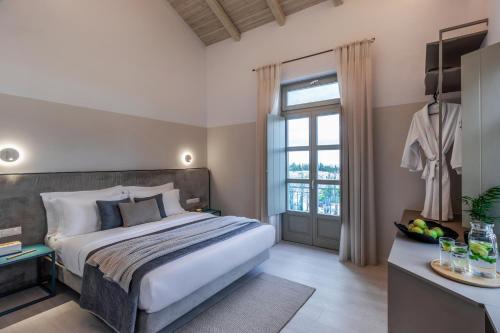 科林斯Octavia comfort bungalows with amazing view的一间卧室设有一张大床和一个窗户。