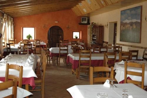 沙比纳尼哥Hotel Restaurante Santa Elena的餐厅配有桌椅和白色的桌布