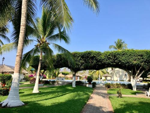 Villa Flamingo Golf Ixtapa内部或周边的泳池