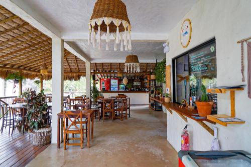 巴拉格兰德Ventura Barra Grande的一间带桌椅的餐厅和一间酒吧