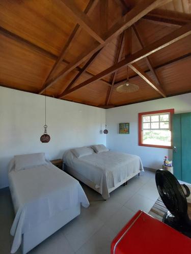 迪亚曼蒂纳Chalés Vila das Cachoeiras的一间卧室设有两张床和木制天花板