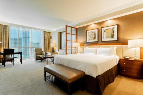 拉斯维加斯MGM Signature, Centrally Located, Strip Views NO RESORT FEE的酒店客房设有一张大床和一张书桌。