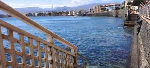 阿里纳加Casa Mar Azul的从桥上欣赏河流美景