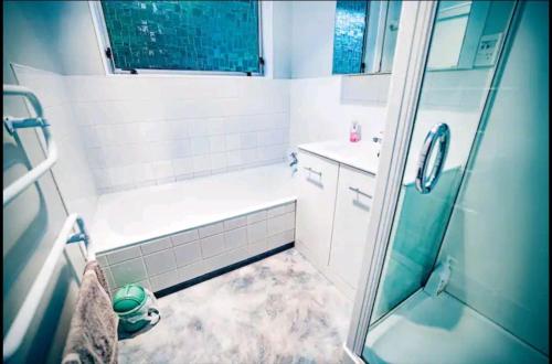 惠灵顿Warm, tidy , quiet vacation home的带淋浴、浴缸和盥洗盆的浴室