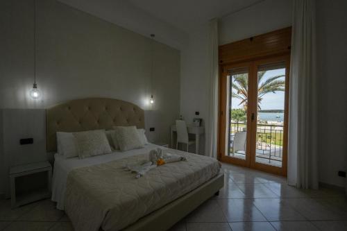 切萨雷奥港B&B Il Gabbiano的一间卧室设有一张床,享有海景