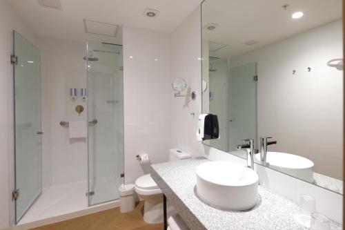 利马Casa Andina Standard Benavides的白色的浴室设有水槽和淋浴。