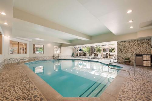 太阳谷肯特伍德贝斯特韦斯特PLUS酒店的酒店的大型游泳池
