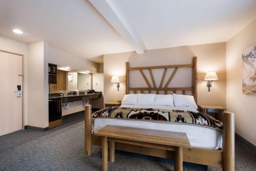 太阳谷肯特伍德贝斯特韦斯特PLUS酒店的一间带大床的卧室和一间厨房