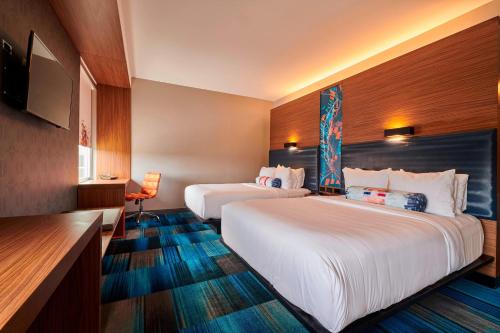 北奥姆斯特德克利夫兰机场雅乐轩酒店的酒店客房设有两张床和一台平面电视。