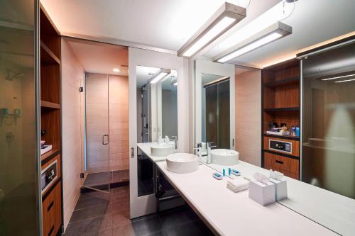 北奥姆斯特德克利夫兰机场雅乐轩酒店的浴室设有2个水槽和2面镜子