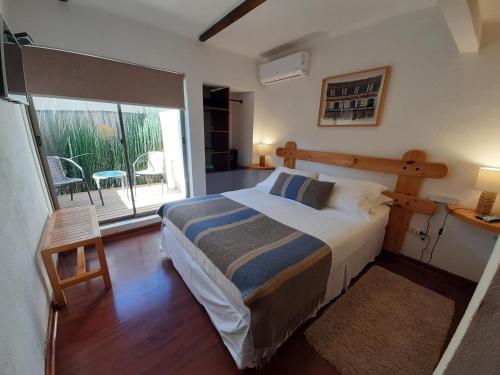 圣克鲁兹Casa Calfu的一间卧室设有一张床和一个大窗户
