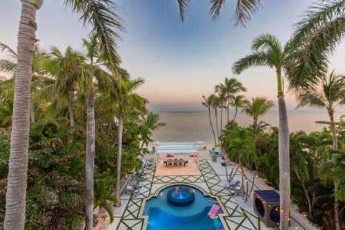 伊斯拉莫拉达Beachfront Villa at Islamorada BY THE GLAMHOMES的棕榈树度假村的空中景致