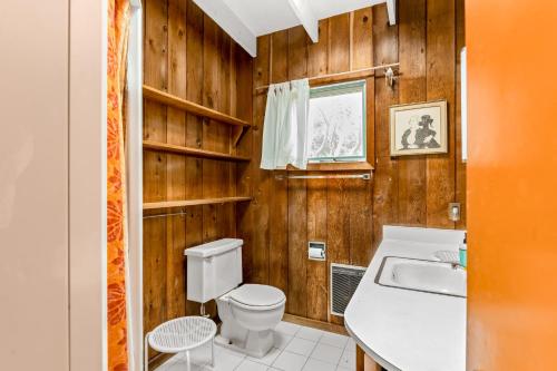 Ocean Bay ParkCasa de Zeus的一间带卫生间和水槽的浴室