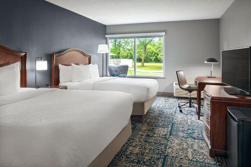 卡拉马祖卡拉马祖福朋喜来登酒店的酒店客房设有两张床和窗户。