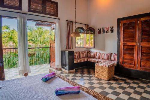 格拉纳达Casa Bubu Guest House的带沙发的客厅和阳台