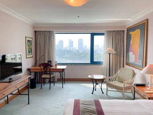 河内河内大宇酒店的配有一张床和一张书桌的酒店客房