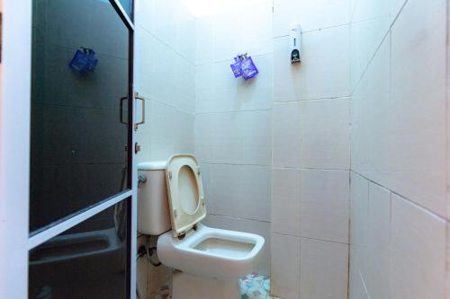 秾莎RedDoorz near Hang Nadim Batam Airport的一间带卫生间和水槽的浴室
