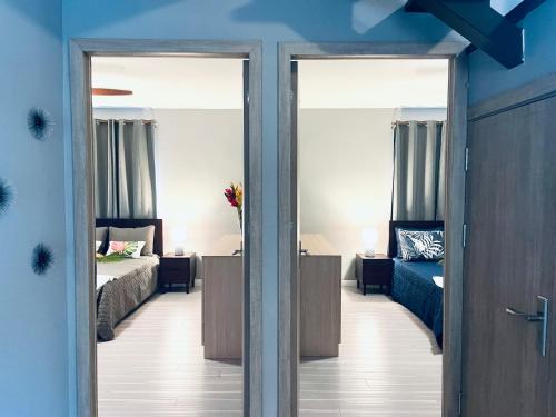 波拉波拉Fare Luna - Comfy New home in Bora Bora的一间卧室、一张床和镜子