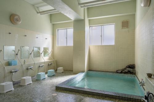 信浓Elan Hotel Lake Nojiri的中间设有带浴缸的大浴室