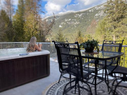 Crescent Valley3BR, 2 bath w/ HOT TUB on private view balcony & AC的甲板上的桌椅和热水浴池