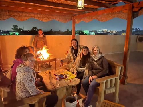 开罗Sunset Guesthouse Abusir的一群人围坐在火炉旁