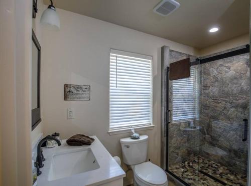 马里波萨Cozy Cub Cabin, brand new home near Yosemite的带淋浴、卫生间和盥洗盆的浴室