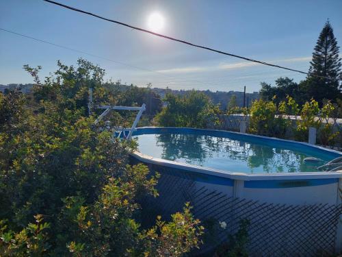 干尼亚Dream Tiny House or Luxus Tent with pool的一座房子后院的游泳池
